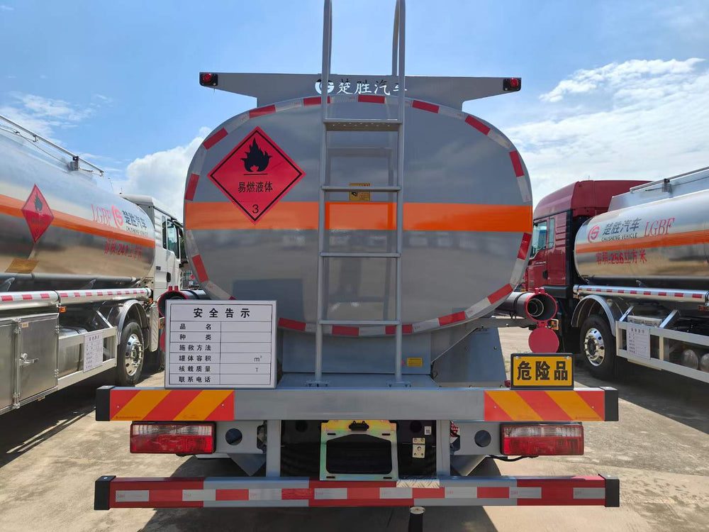 DongFeng 230HP Oil Tank Truck（12.7-14.5m³）For Sale