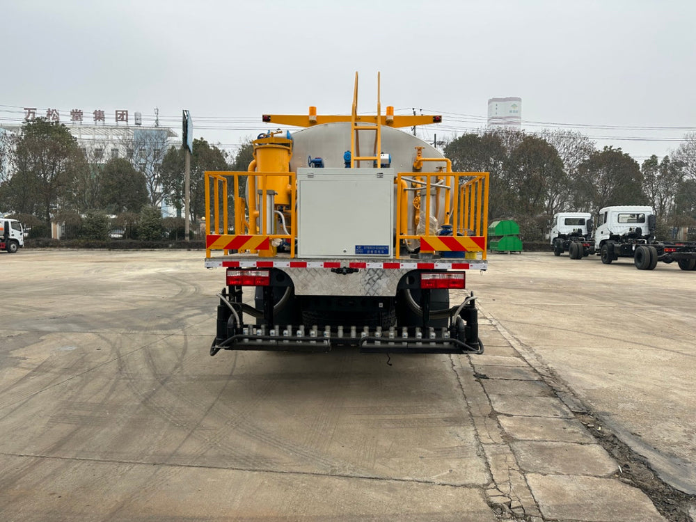 DongFeng 9.5m³ 195HP Asphalt Distributor Truck For Sale