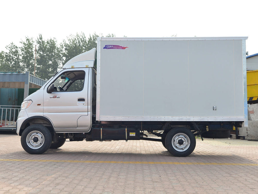 Dongfeng box truck - side view