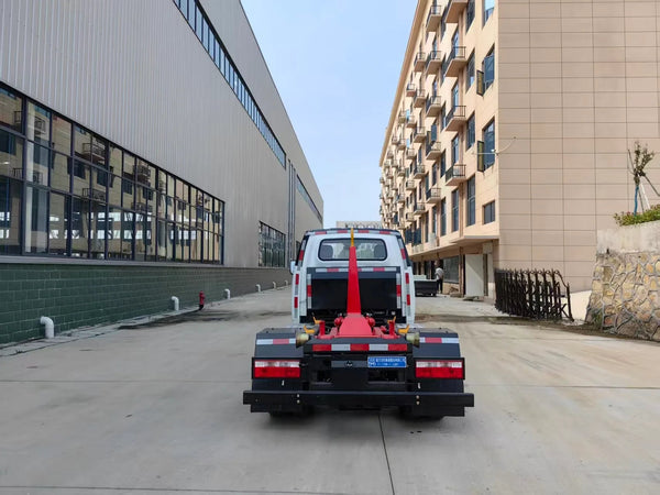 4.5T EV Hooklift Garbage Truck For Sale