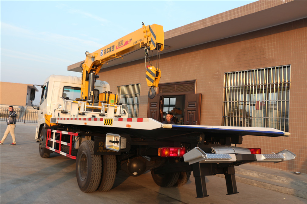 Dongfeng Kinland One-tow-two Wrecker Truck with Crane