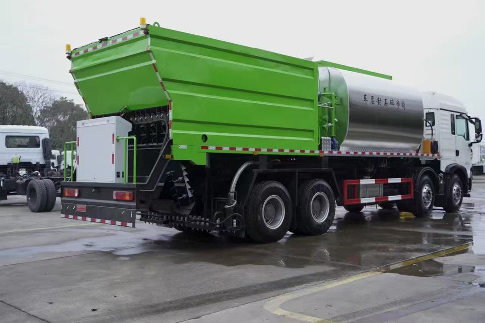 Howo 24m³ 8×4 Synchronous Chip Sealer Truck