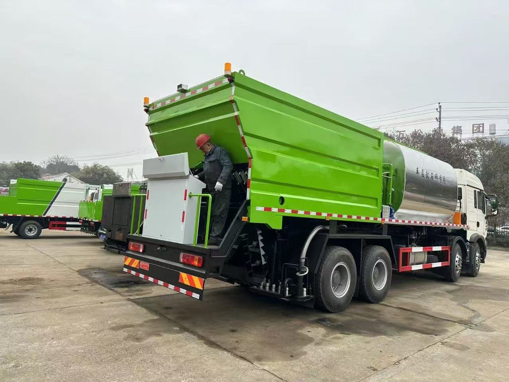 Howo 24m³ 8×4 Synchronous Chip Sealer Truck