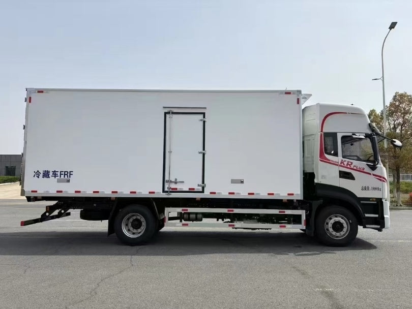 DongFeng 330HP 6.8m Refrigerated Truck For Sale