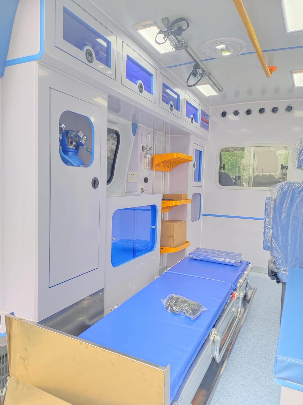 Ford Transit V362 Mid-wheelbase Mid-roof Gasoline Patient Monitor Ambulance