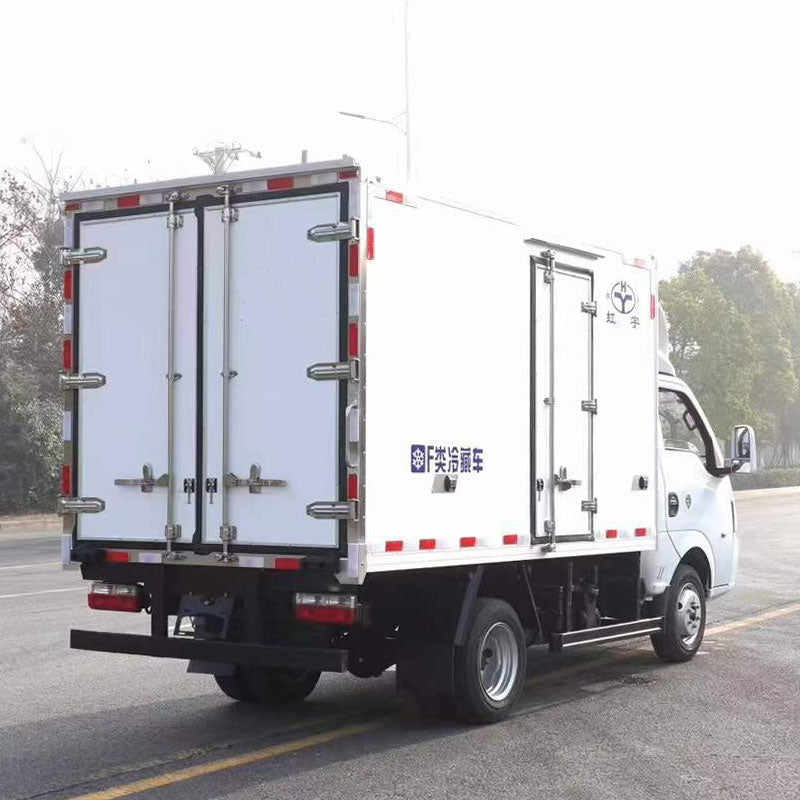 DongFeng 4X2 Refrigerator Truck van length 3.5m For Sale