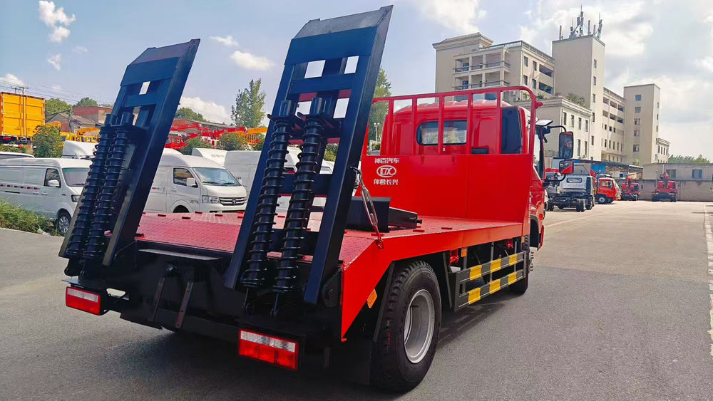 Dongfeng 4.2-meter flatbed truck with ladder