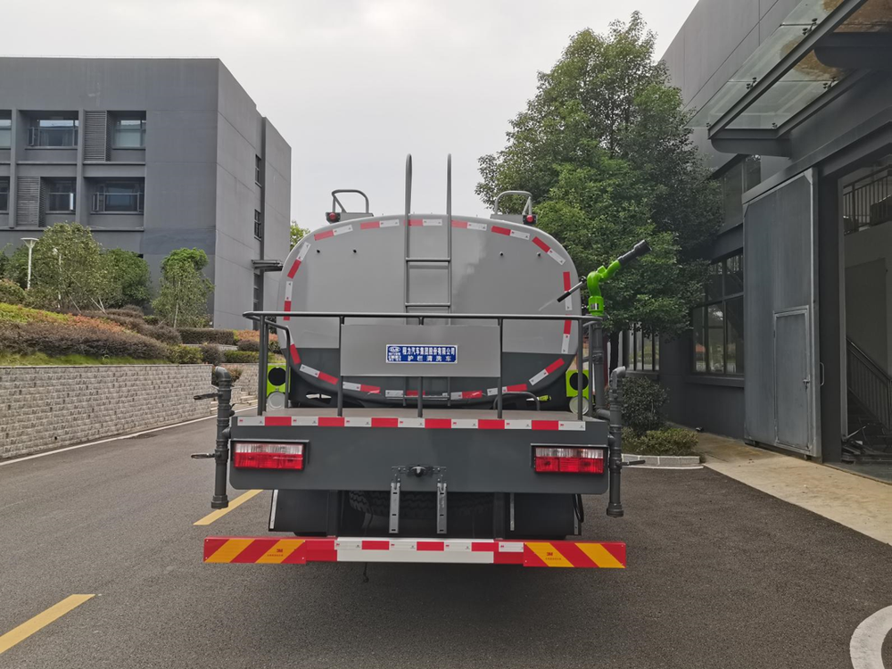 DongFeng 11m³ Guardrail Cleaning Truck For Sale