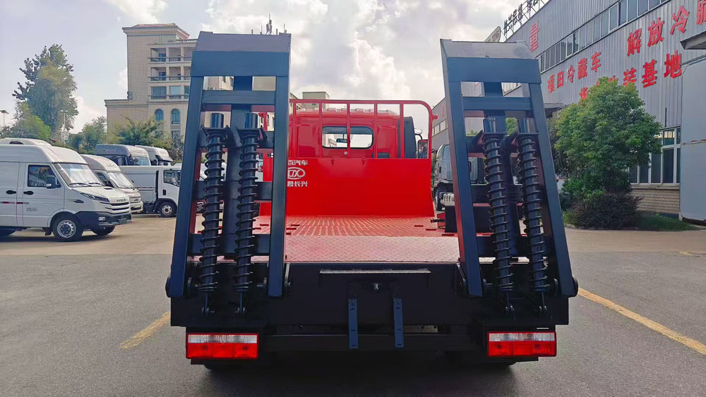 Dongfeng 4.2-meter flatbed truck with ladder