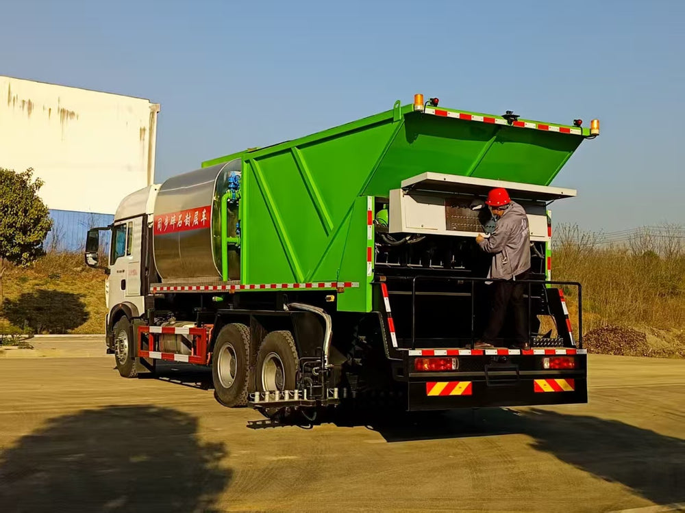Howo 6×4 20m³ Rear Eight-wheel Synchronous Chip Sealer Truck
