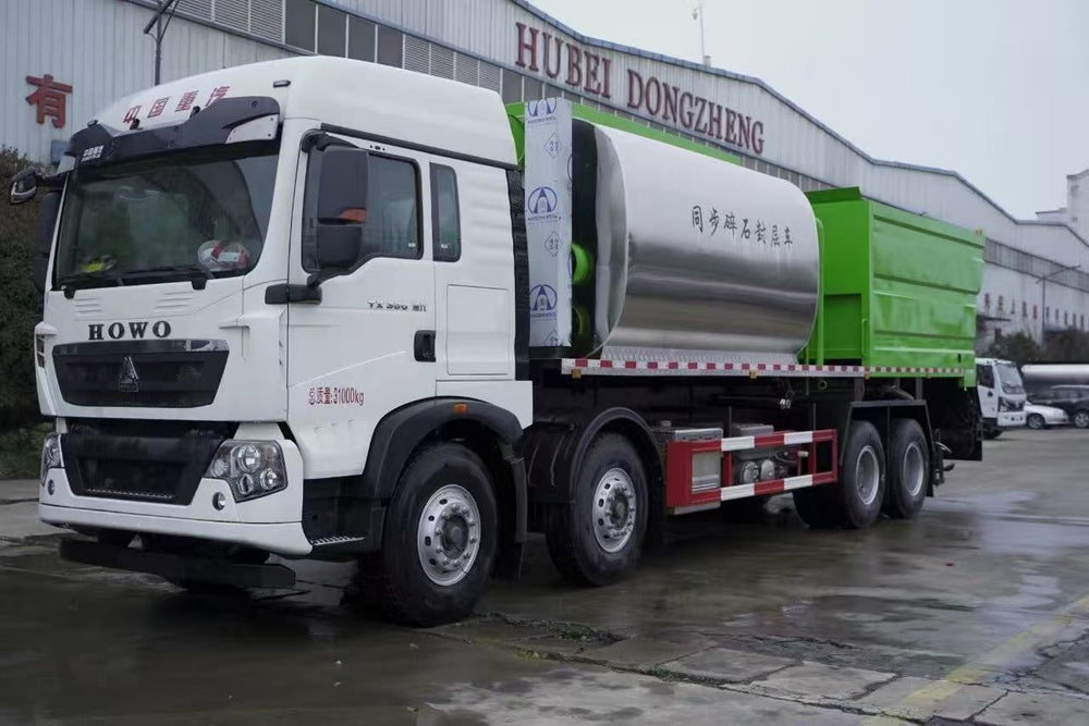 Howo 24m³ 8×4 Synchronous Chip Sealer Truck