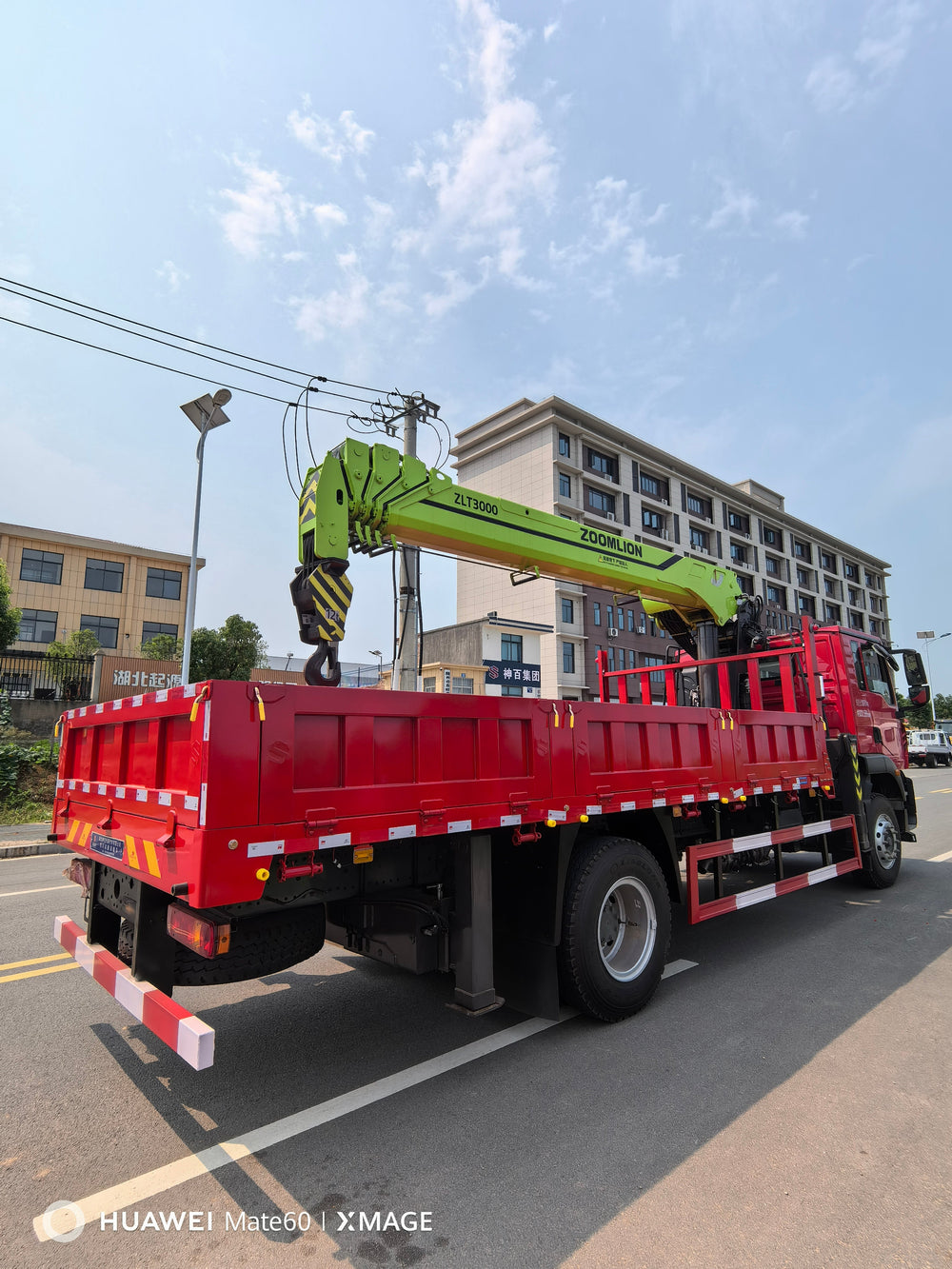 HOWO 4×2 ZOOMLION 8T Telescopic Boom Crane