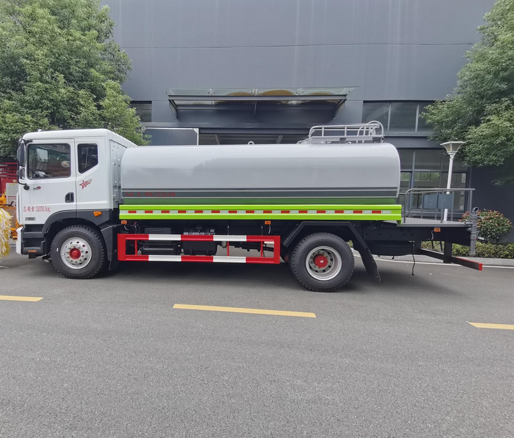 DongFeng 11m³ Guardrail Cleaning Truck For Sale