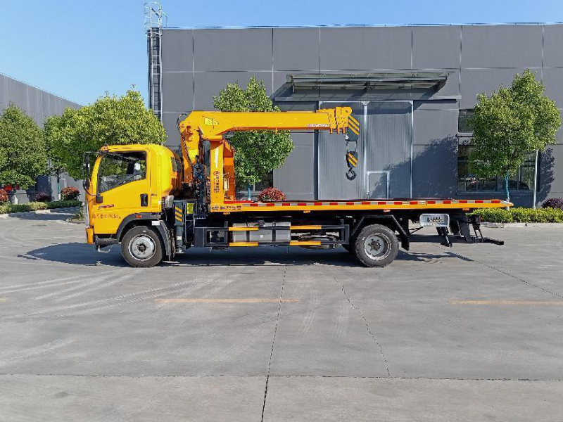 HOWO 5-Ton Flatbed Wrecker Truck with Crane