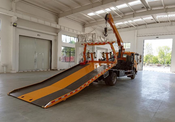 HOWO 5-Ton Flatbed Wrecker Truck with Crane