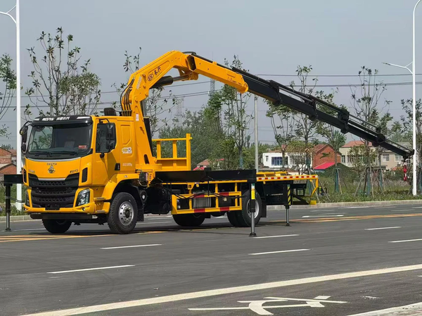 Dongfeng Liuzhou 16T Changxing Folding Boom Lorry Crane