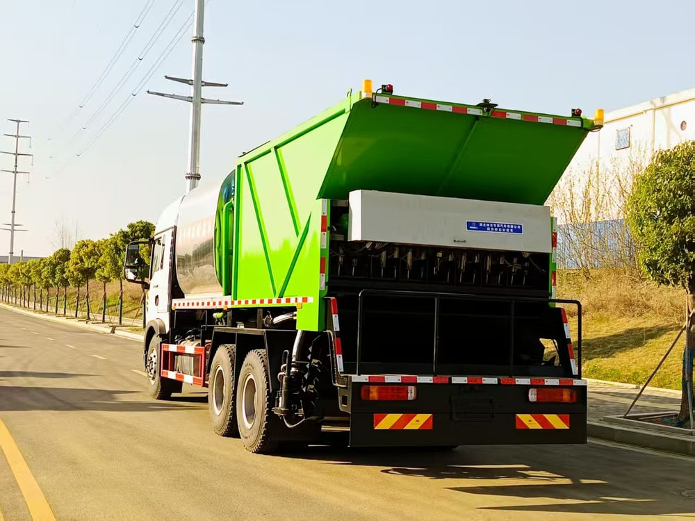 Howo 6×4 20m³ Rear Eight-wheel Synchronous Chip Sealer Truck