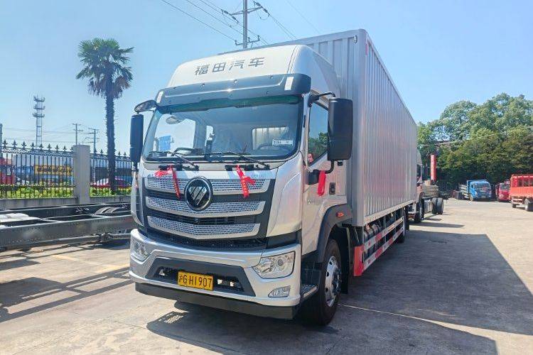 Foton Aumark S5 Box Truck - Front Quarter View (Silver)