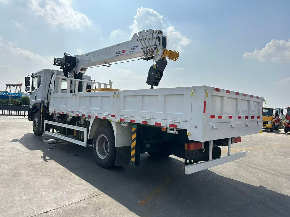 DongFeng 4×2 8T Telescopic Boom Crane For Sale