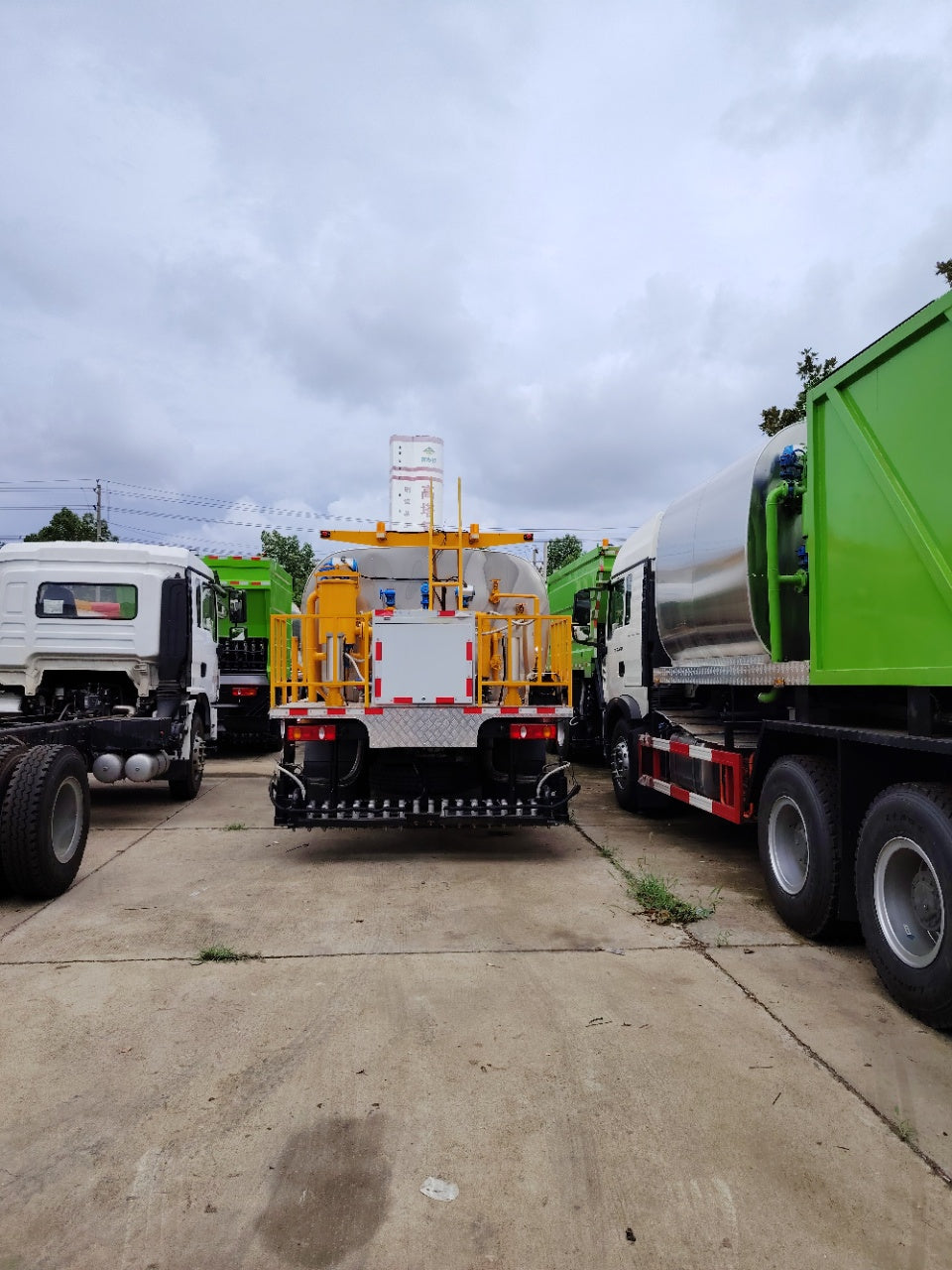 DongFeng 9.3m³ 180HP Asphalt Distributor Truck