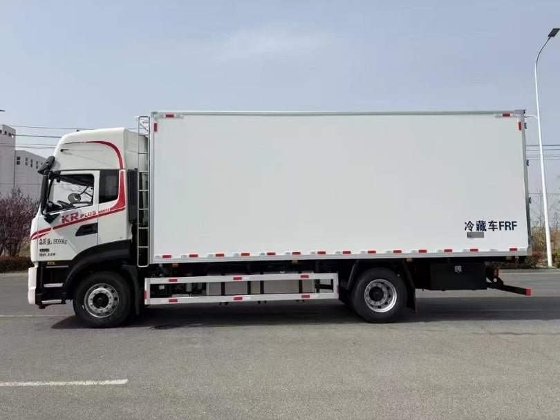 DongFeng 330HP 6.8m Refrigerated Truck