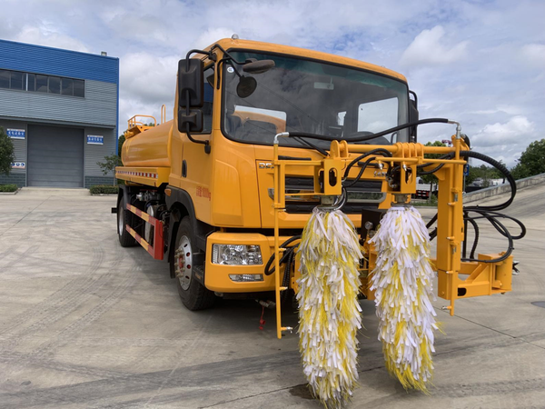 DongFeng 11m³ Guardrail Cleaning Truck