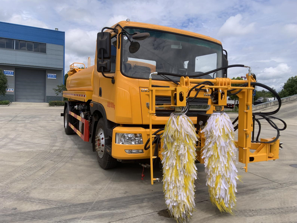 DongFeng 11m³ Guardrail Cleaning Truck For Sale